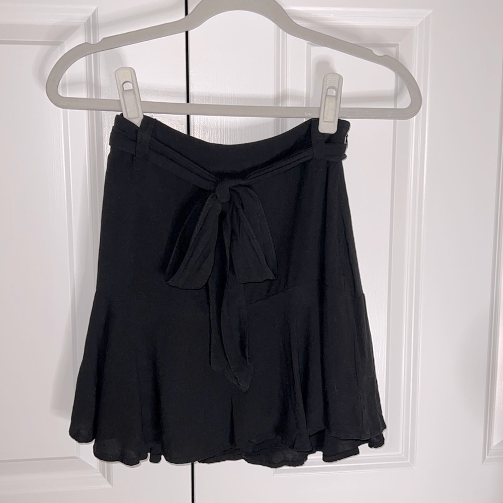 Adorable black mini skirt with detachable belt and pockets